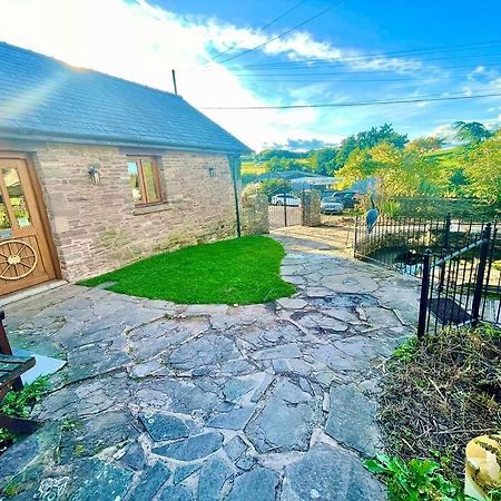 הוילה Llangwm-Isaf Stone Built Barn In A Beautiful Rural Setting מראה חיצוני תמונה