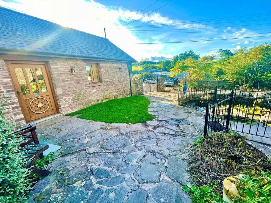 הוילה Llangwm-Isaf Stone Built Barn In A Beautiful Rural Setting מראה חיצוני תמונה