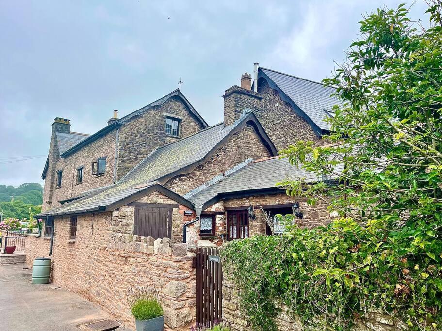 הוילה Llangwm-Isaf Stone Built Barn In A Beautiful Rural Setting מראה חיצוני תמונה