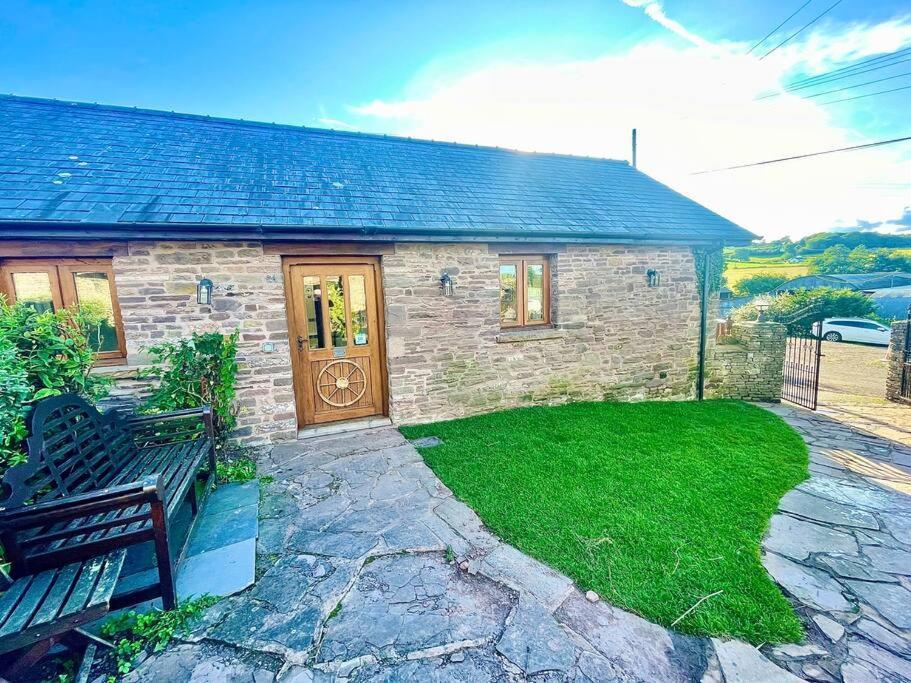 הוילה Llangwm-Isaf Stone Built Barn In A Beautiful Rural Setting מראה חיצוני תמונה